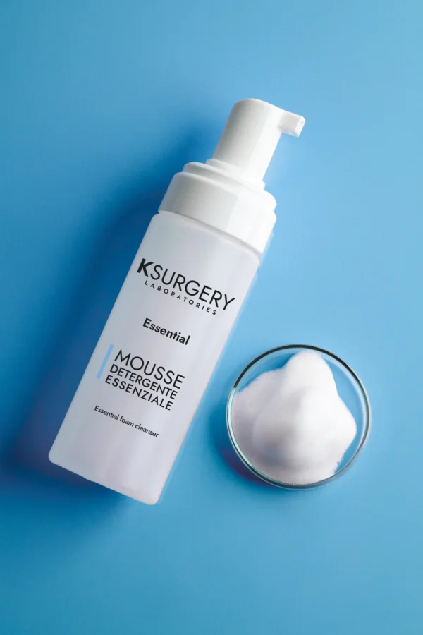 KSurgery Hyaluronic Essential Mousse – švelni, lengva putų konsistencijos valymo priemonė, skirta makiažo ir nešvarumų pašalinimui, išlaikant odos pH balansą ir drėgmę. Kaip produktas veikia: Putų formulė efektyviai valo veidą nuo nešvarumų ir makiažo, derindama hialurono rūgšties, rugiagėlių vandens ekstrakto, pantenolio ir bisabololo veikimą. Šie ingredientai ne tik valo odą, bet ir užtikrina jos minkštumą bei apsaugo nuo išsausėjimo. Kam tinka: Ši valomoji puta tinkama visų tipų odai, ypač jautriai odai, linkusiai į paraudimus ar sausumą.
