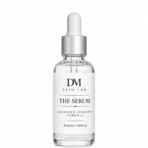 DM The Serum – intensyviai drėkinantis serumas, skirtas sausai, dehidratuotai ir jautriai odai. Hialurono rūgštis, glicerinas, provitaminas B5 ir kolageno aminorūgštys padeda pritraukti bei išlaikyti drėgmę, stiprinti odos barjerą ir suteikti jai putlumo bei elastingumo. Oda tampa švelnesnė, lygesnė, komfortiška ir vizualiai gaivesnė.